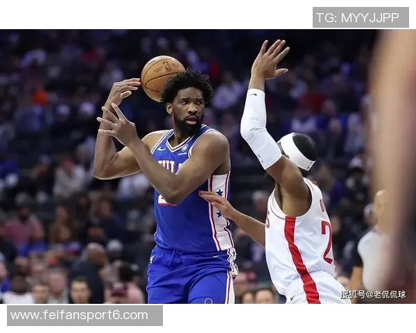 恩比德因误判举手示意裁判却连走九步引发争议瞬间 恩比德因误判举手示意裁判却连走九步引发争议瞬间